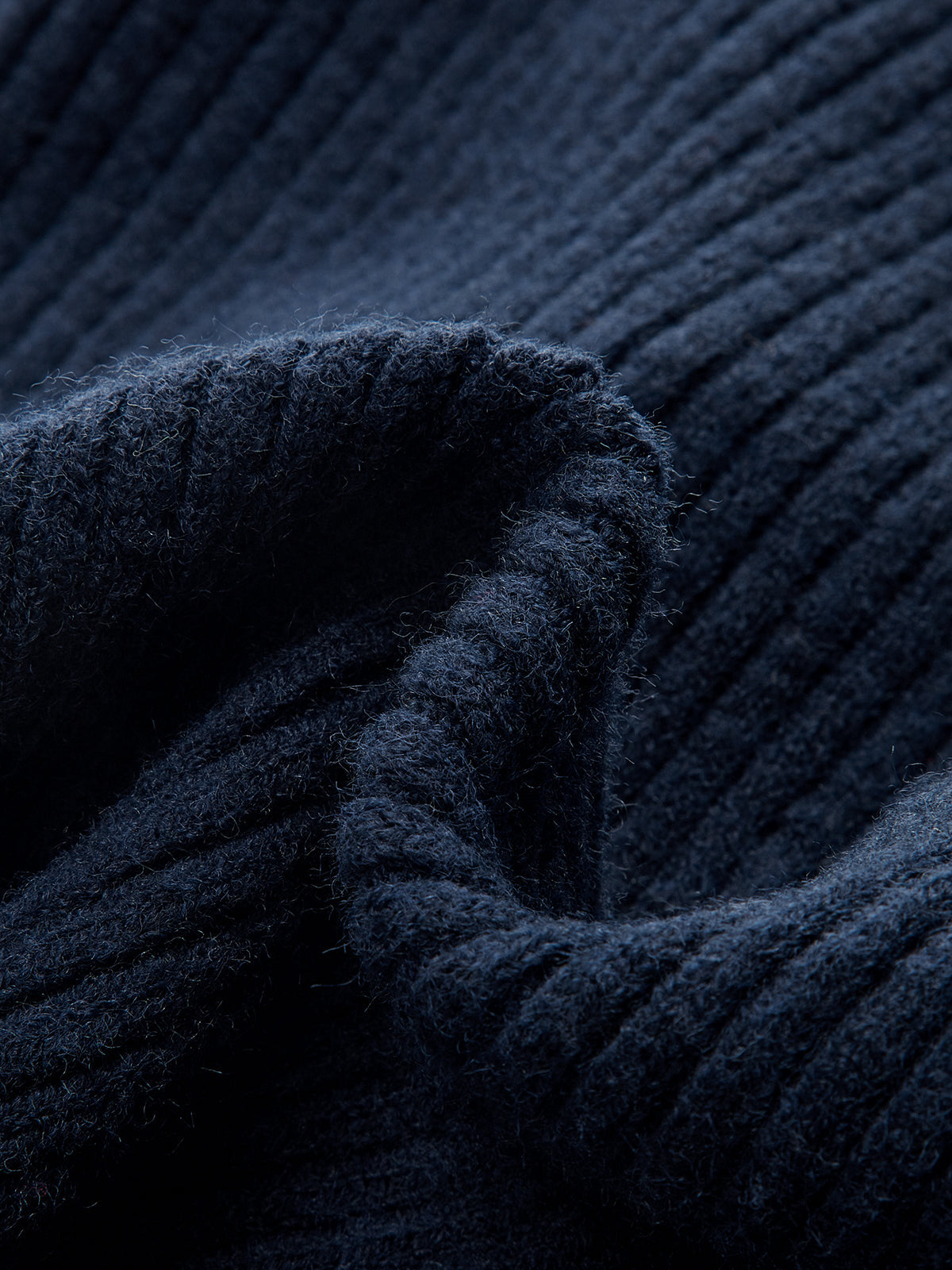 Damski krótki sweter w prążkowaną strukturę z kołnierzykiem i dwiema metalicznymi klamrami