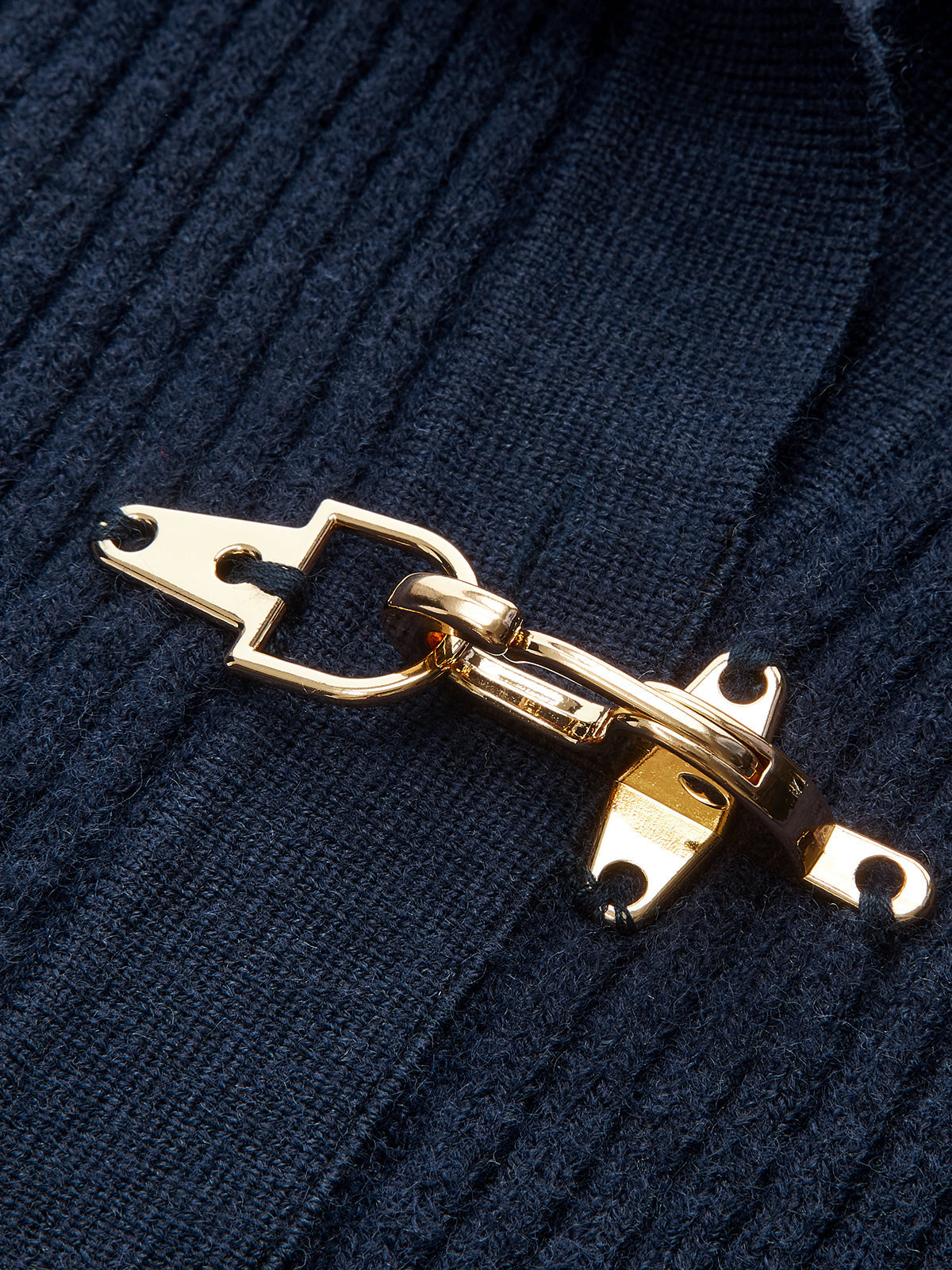 Damski krótki sweter w prążkowaną strukturę z kołnierzykiem i dwiema metalicznymi klamrami