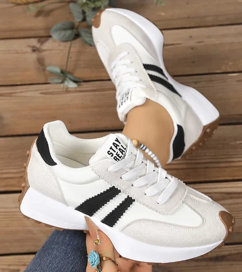 Damskie sneakersy sznurowane z kontrastowymi panelami i grubą podeszwą