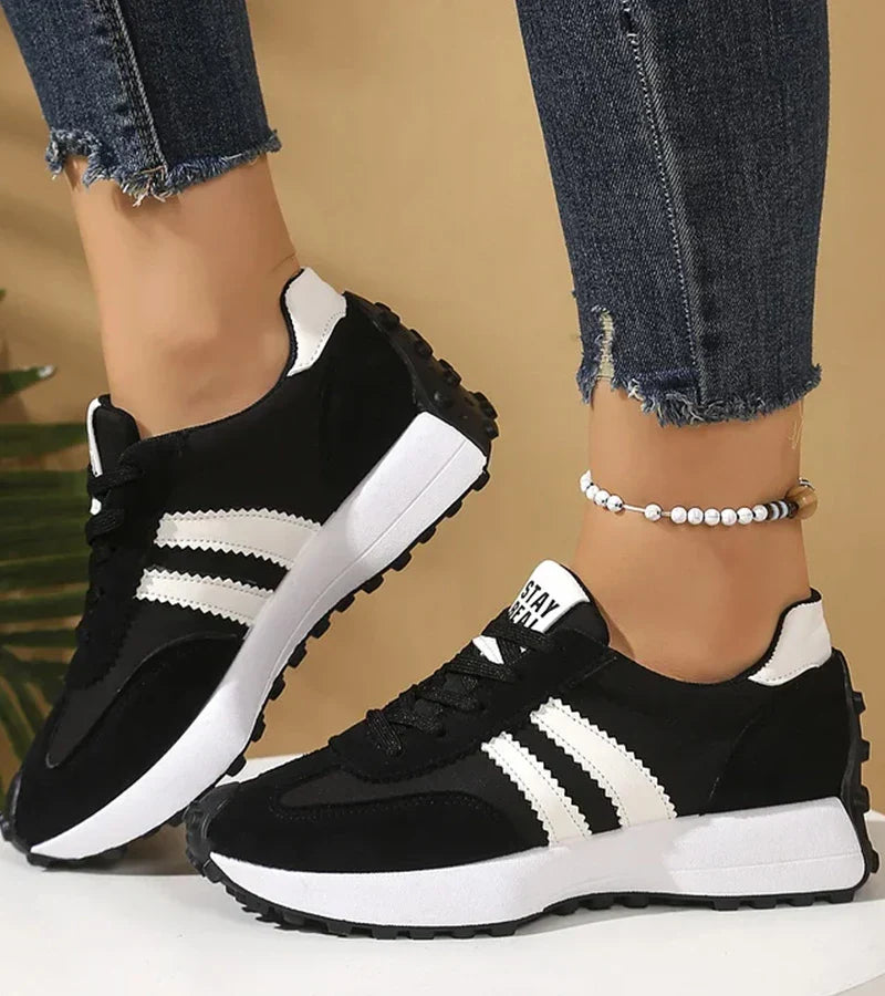 Damskie sneakersy sznurowane z kontrastowymi panelami i grubą podeszwą