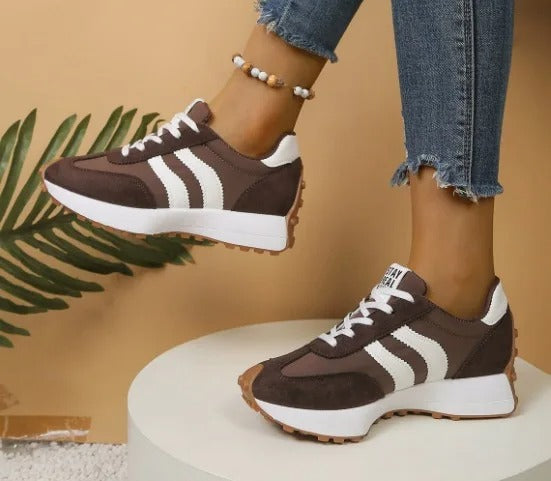 Női platformos sportcipő retro fazonban, fűzős