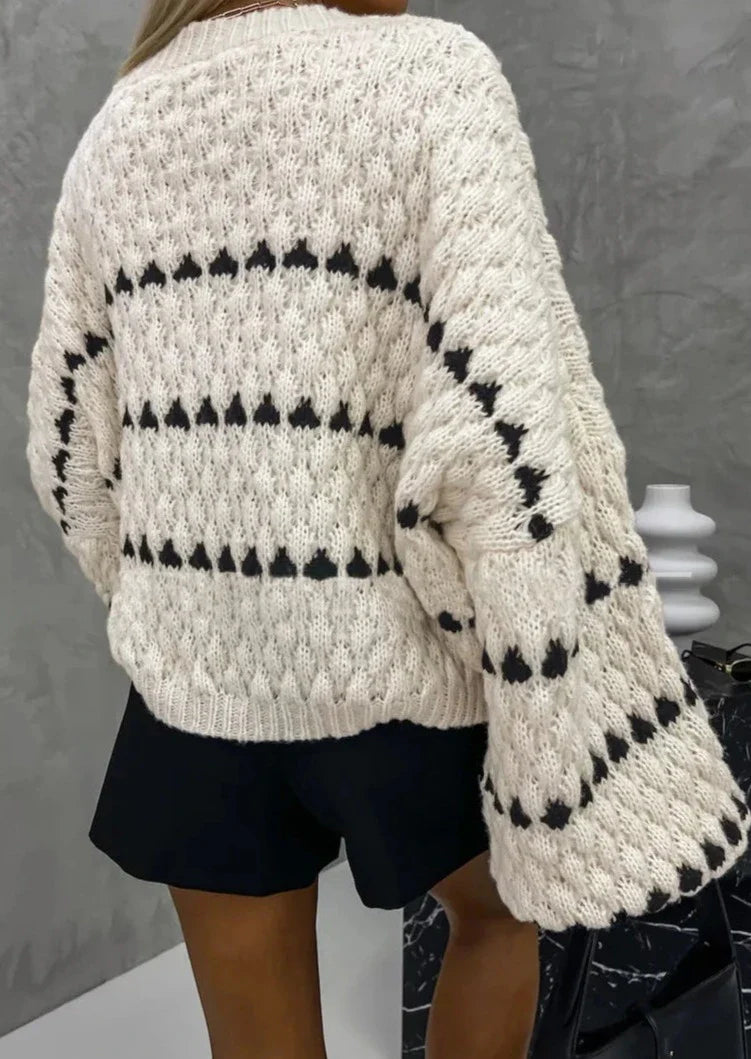 Damski sweter o luźnym kroju z okrągłym dekoltem i kontrastowym geometrycznym wzorem