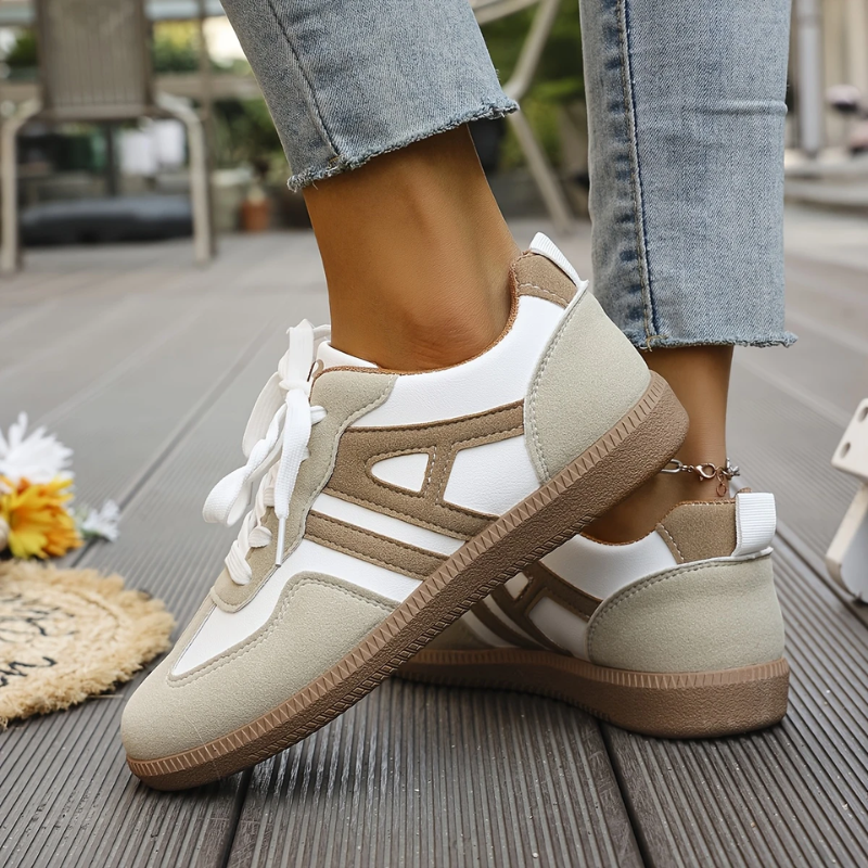 Damskie sneakersy z geometrycznymi panelami i sznurowaniem