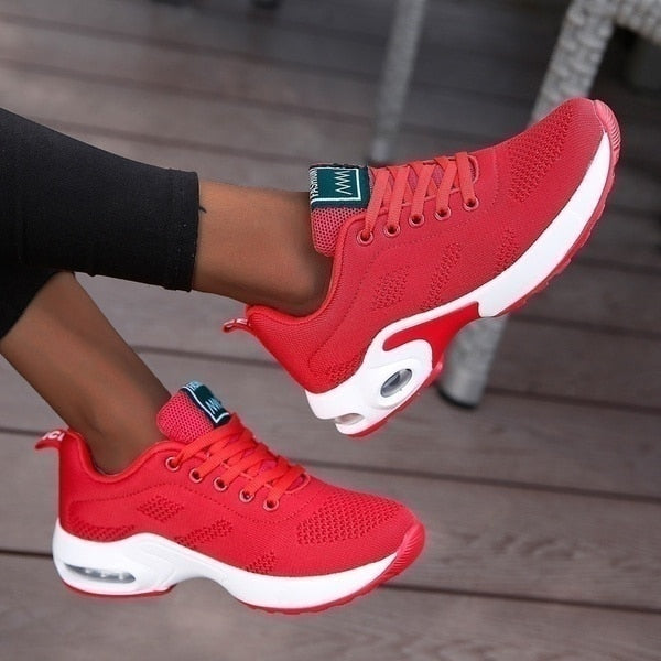 Damskie sneakersy sznurowane z perforowaną cholewką i podwyższoną podeszwą