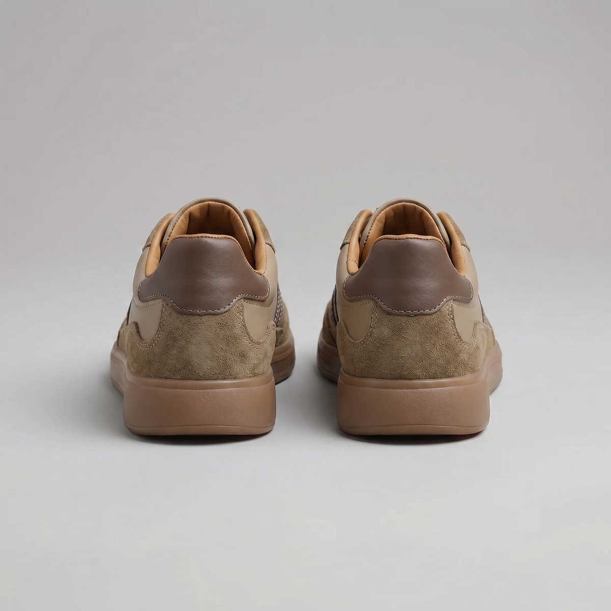 Męskie sneakersy retro z kontrastowymi pasami i sznurowaniem