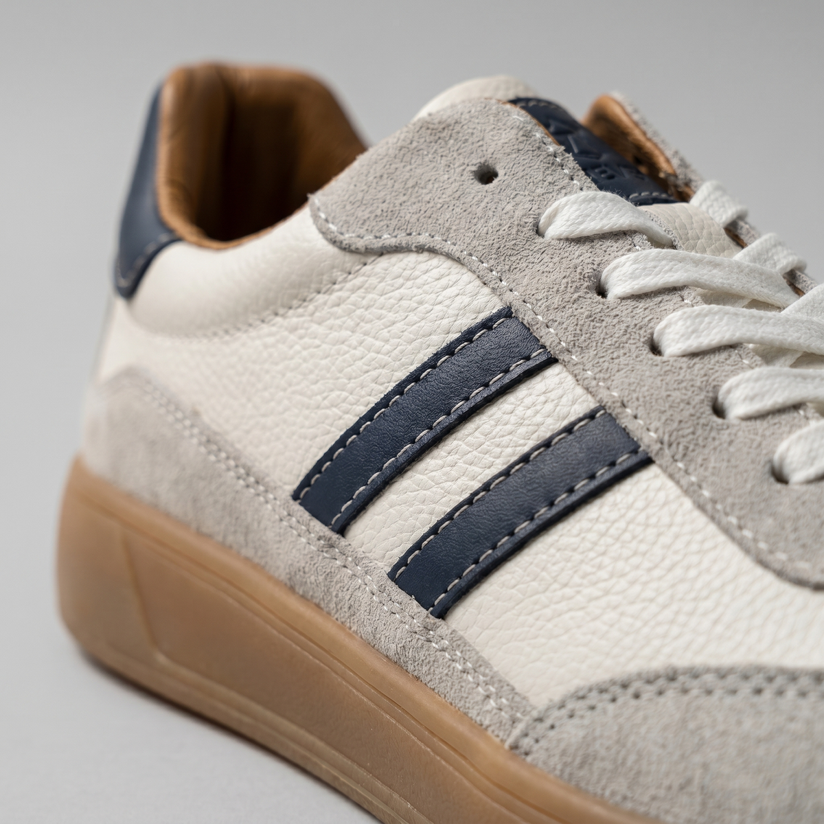 Męskie sneakersy retro z kontrastowymi pasami i sznurowaniem