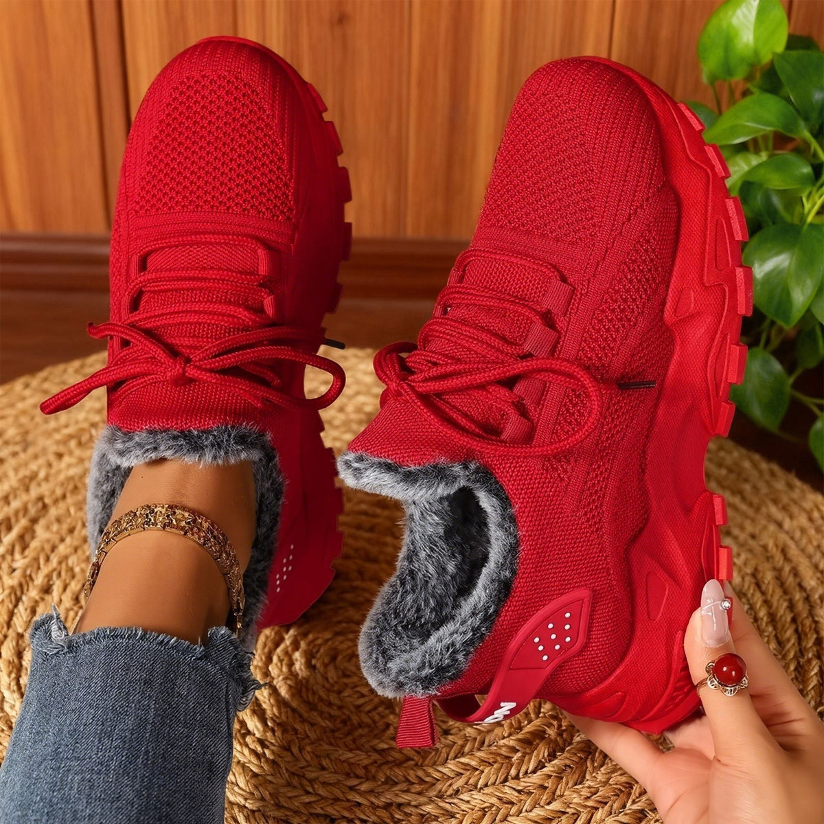 Damskie sneakersy sportowe z futrzanym wnętrzem i sznurowaniem