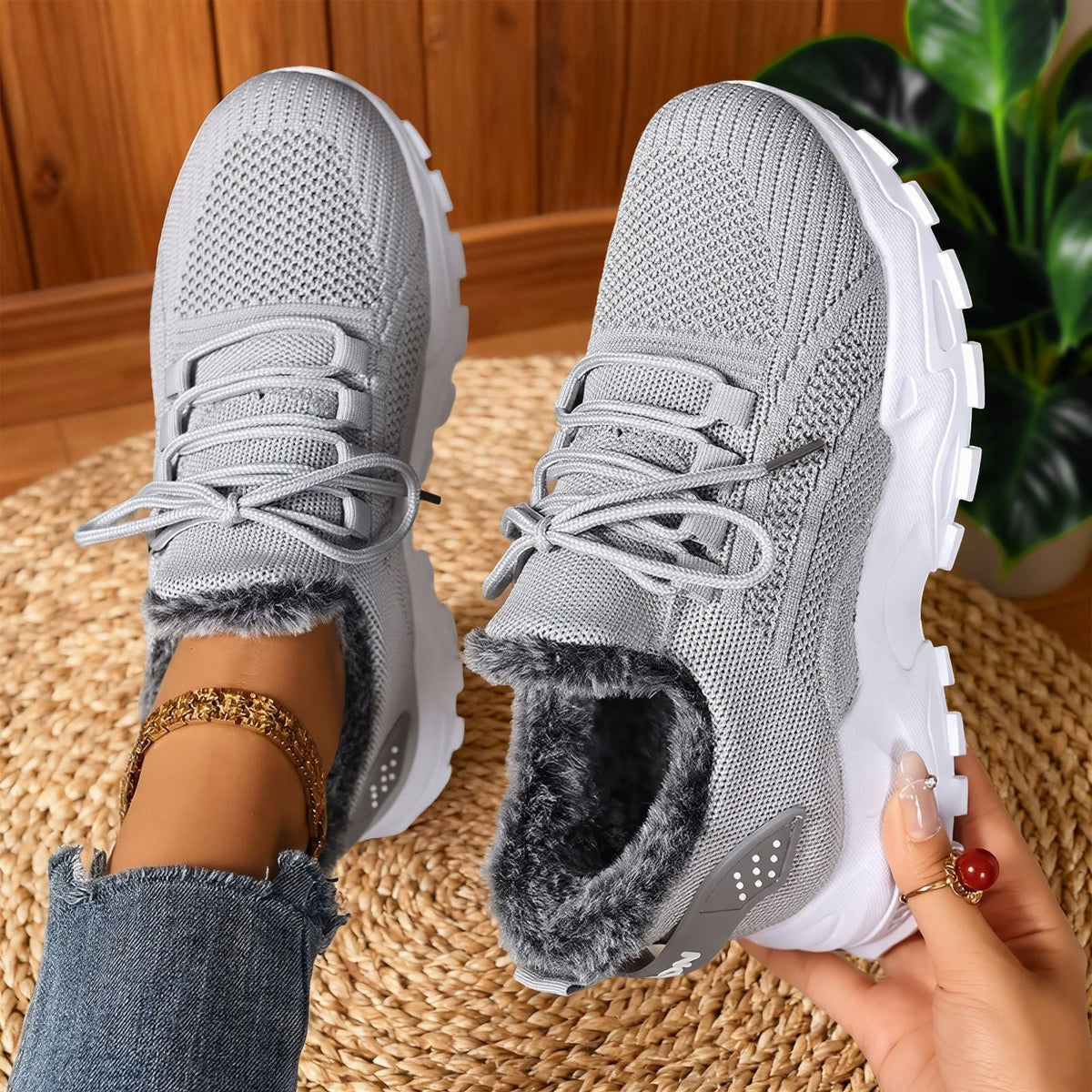 Damskie sneakersy sportowe z futrzanym wnętrzem i sznurowaniem