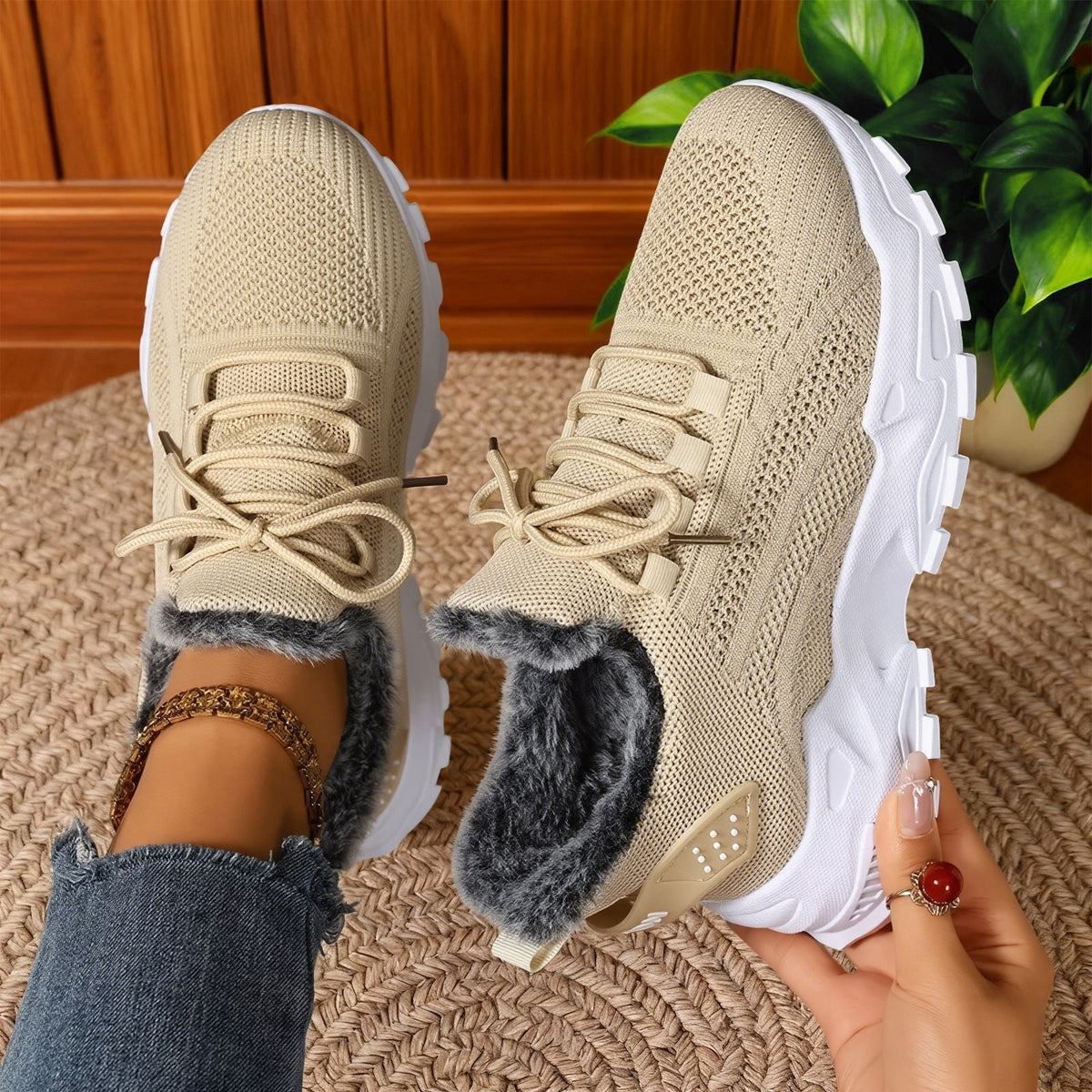 Damskie sneakersy sportowe z futrzanym wnętrzem i sznurowaniem