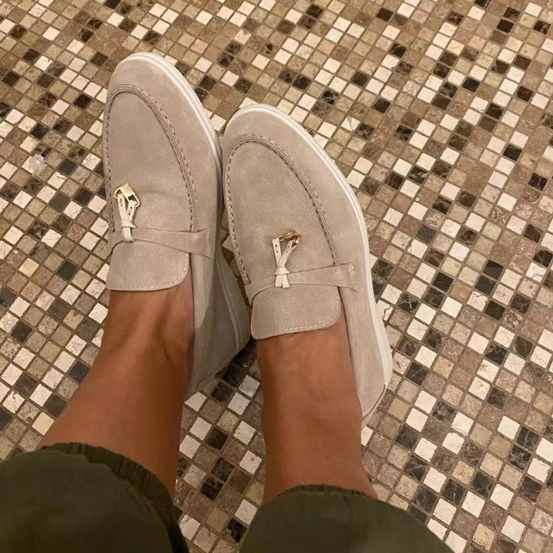 Damskie mokasyny wsuwane z metalową ozdobą i płaską podeszwą