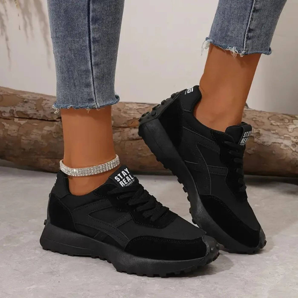 Damskie sneakersy retro ze sznurowaniem, grubą podeszwą i zamszowymi wstawkami