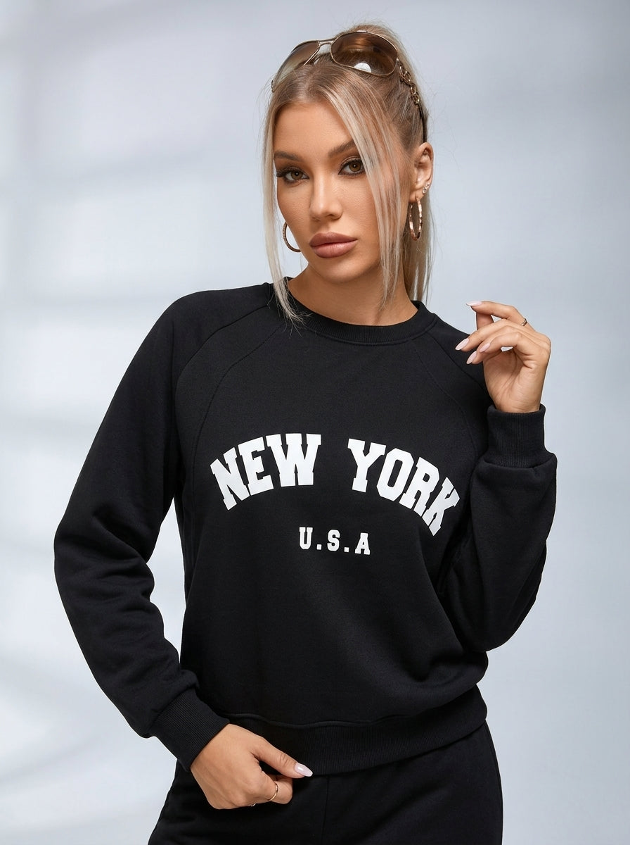 Czarna damska bluza z białym nadrukiem New York i długimi rękawami