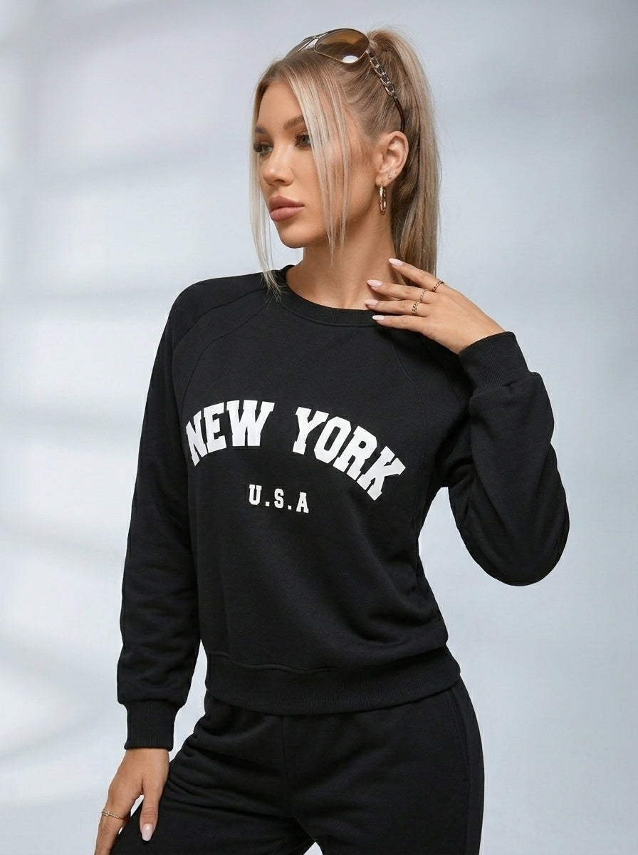 Czarna damska bluza z białym nadrukiem New York i długimi rękawami
