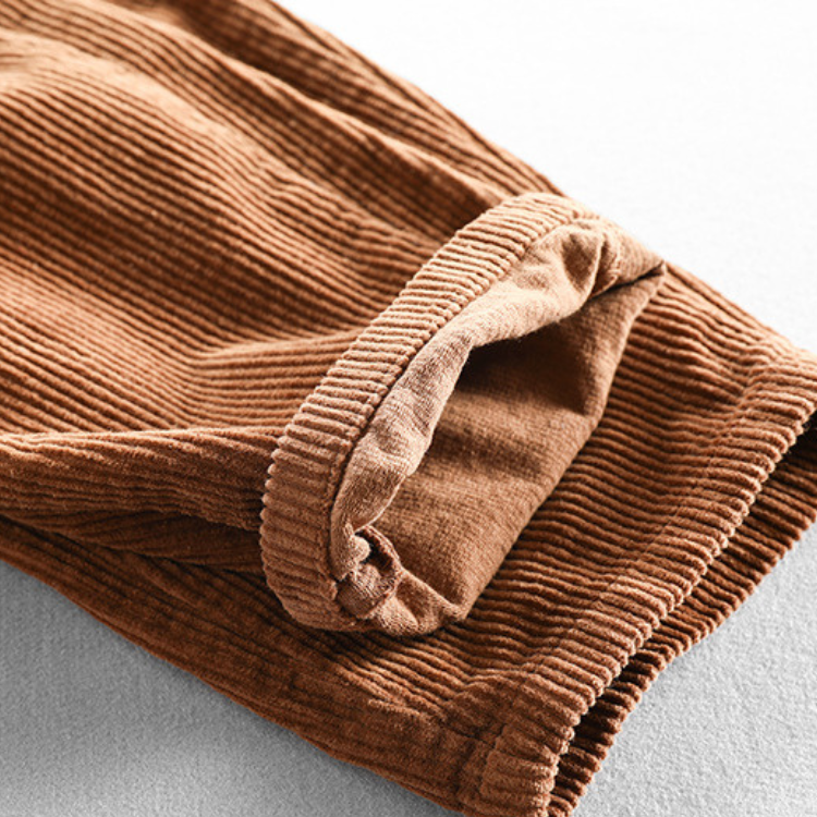 Spodnie unisex o prążkowanej fakturze, zwężanych nogawkach i podwiniętych mankietach