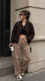Czarna damska kurtka bomberka z fakturowaną powierzchnią i zamkiem