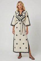 Női ruha hímzéssel és állítható derékkal