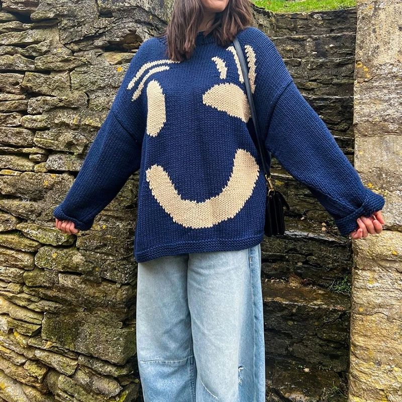 Damski sweter oversize z dzianinowym motywem uśmiechu