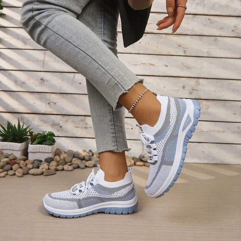 Damskie sneakersy sznurowane z kontrastowymi panelami