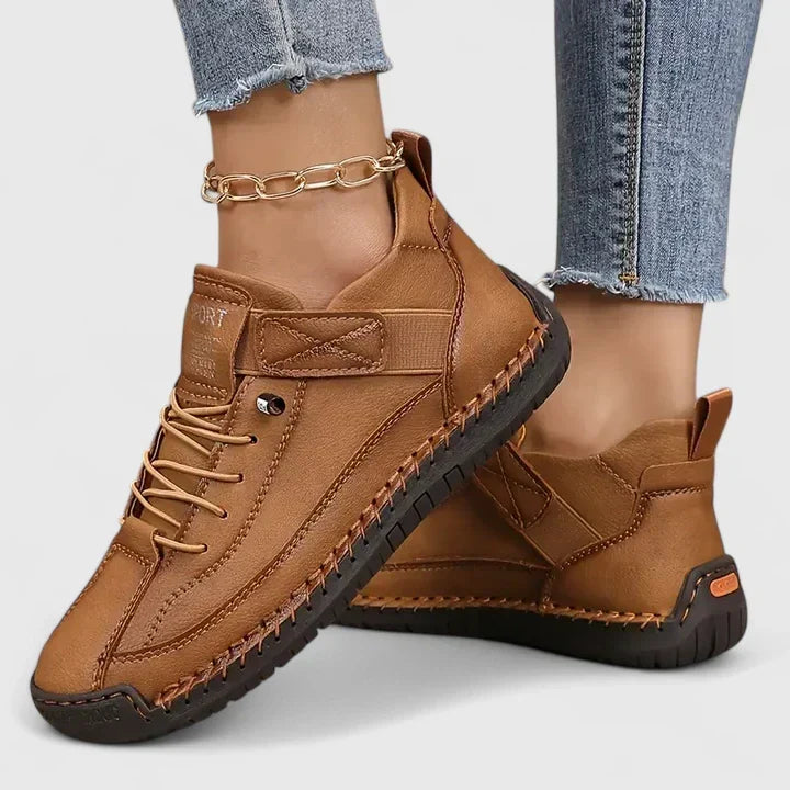 Niskie sneakersy sznurowane z okrągłym noskiem i płaską podeszwą