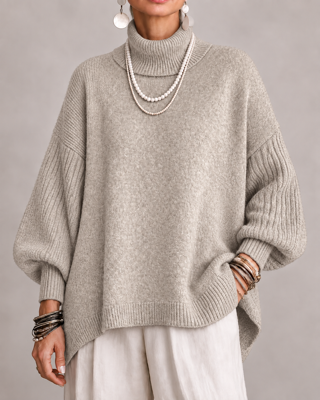 Damski sweter oversize z golfem i długimi prążkowanymi rękawami