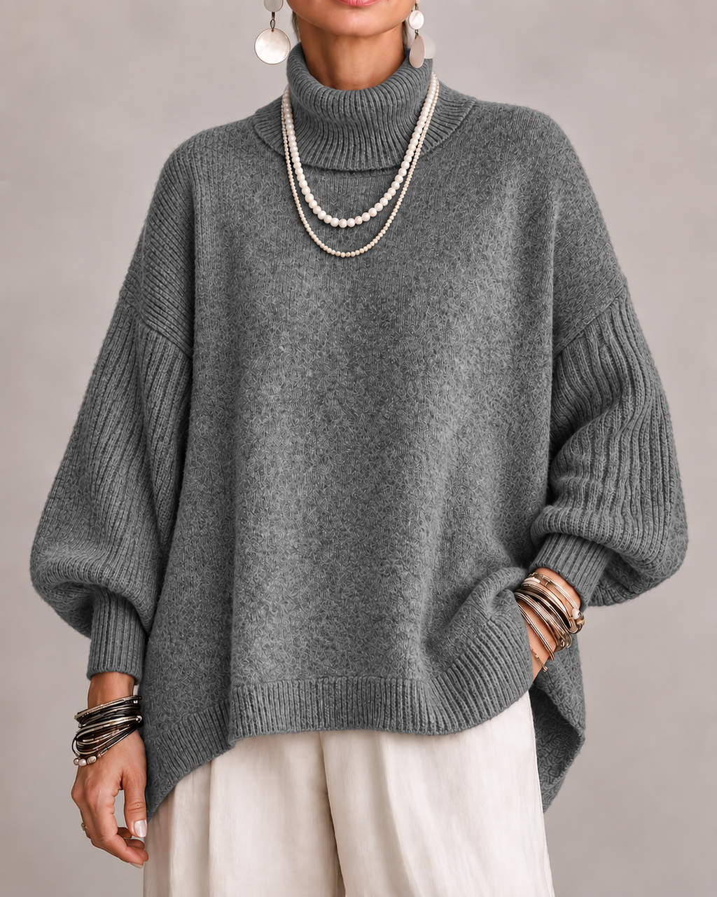 Damski sweter oversize z golfem i długimi prążkowanymi rękawami