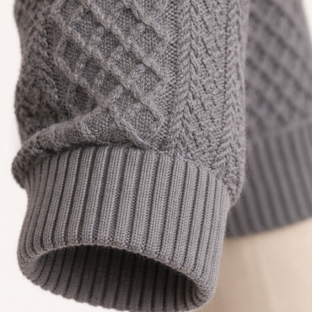 Męski sweter z golfem, guzikami, geometrycznym wzorem i łatami na łokciach