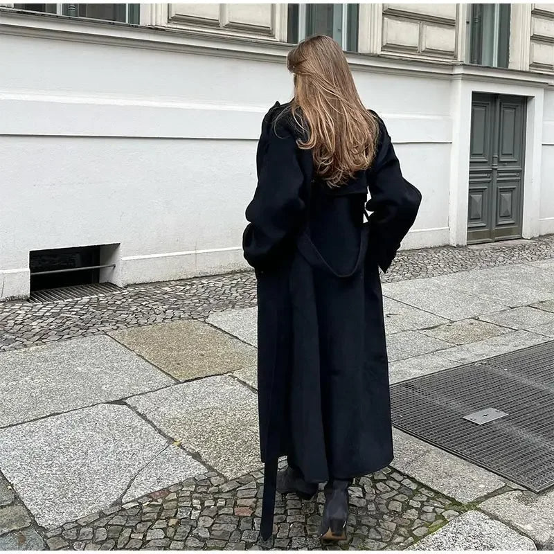 Czarny damski płaszcz zimowy oversize o długim kroju i szerokich klapach