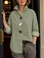 Női csíkos blúz díszgombokkal és gallérral