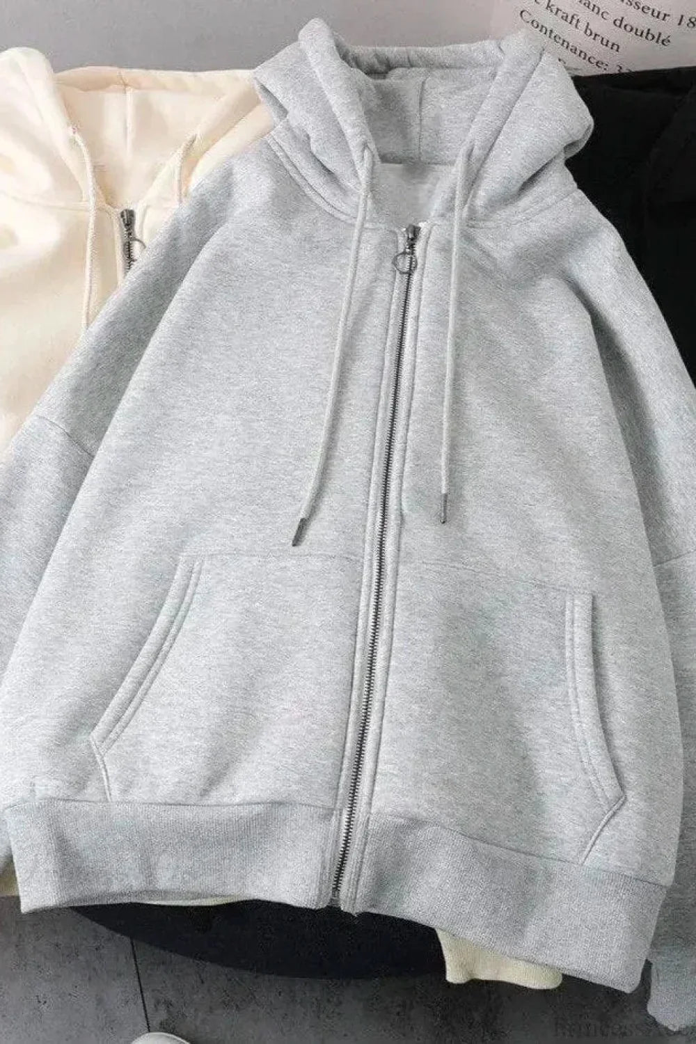 Bluza z kapturem, zamkiem błyskawicznym, kieszeniami i dużym nadrukiem