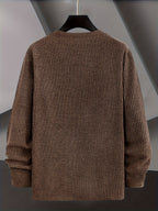 Męski sweter z długim rękawem i pionową prążkowaną fakturą