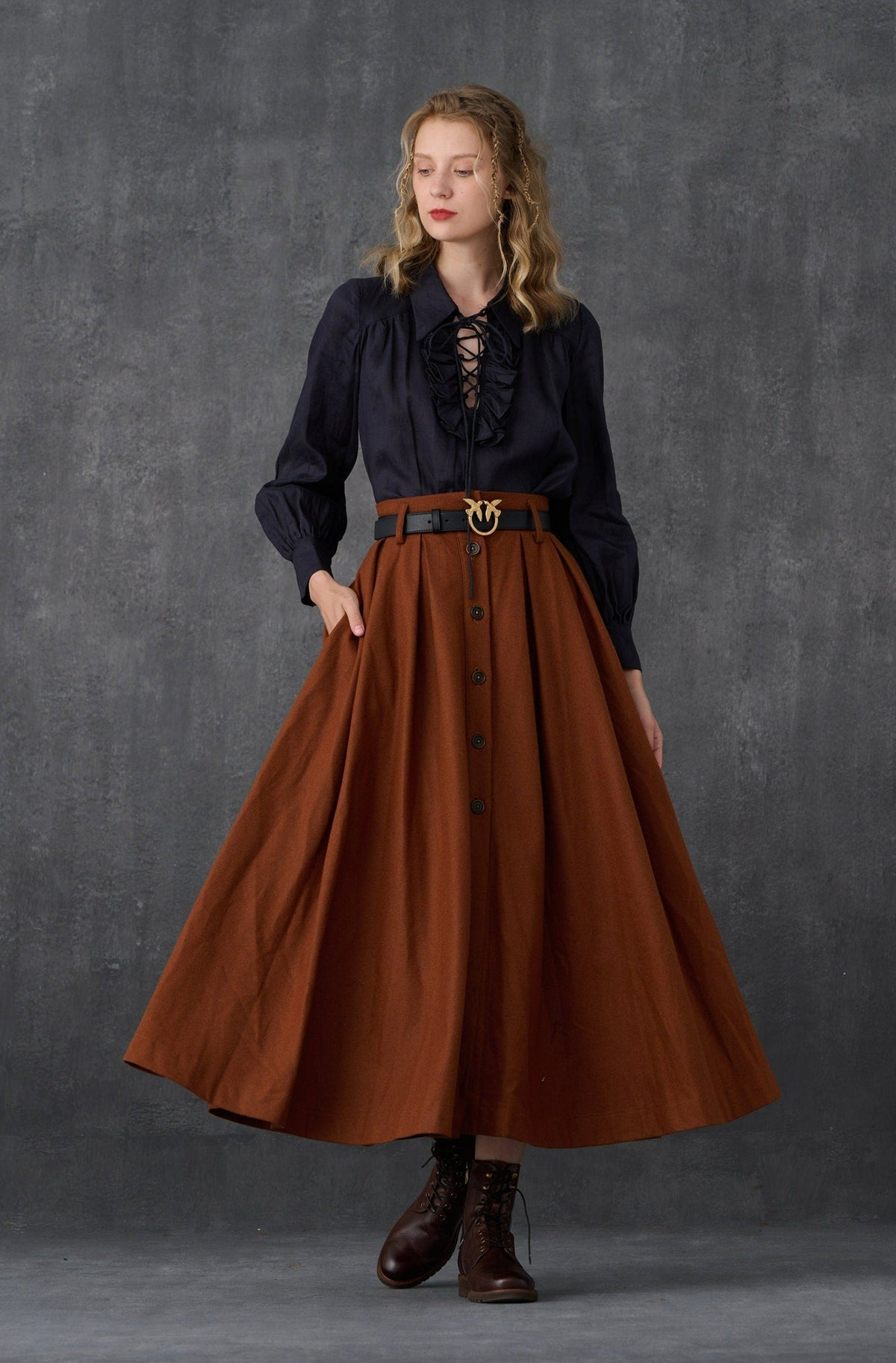 Női barna maxi szoknya kiszélesedő fazonnal és gombokkal