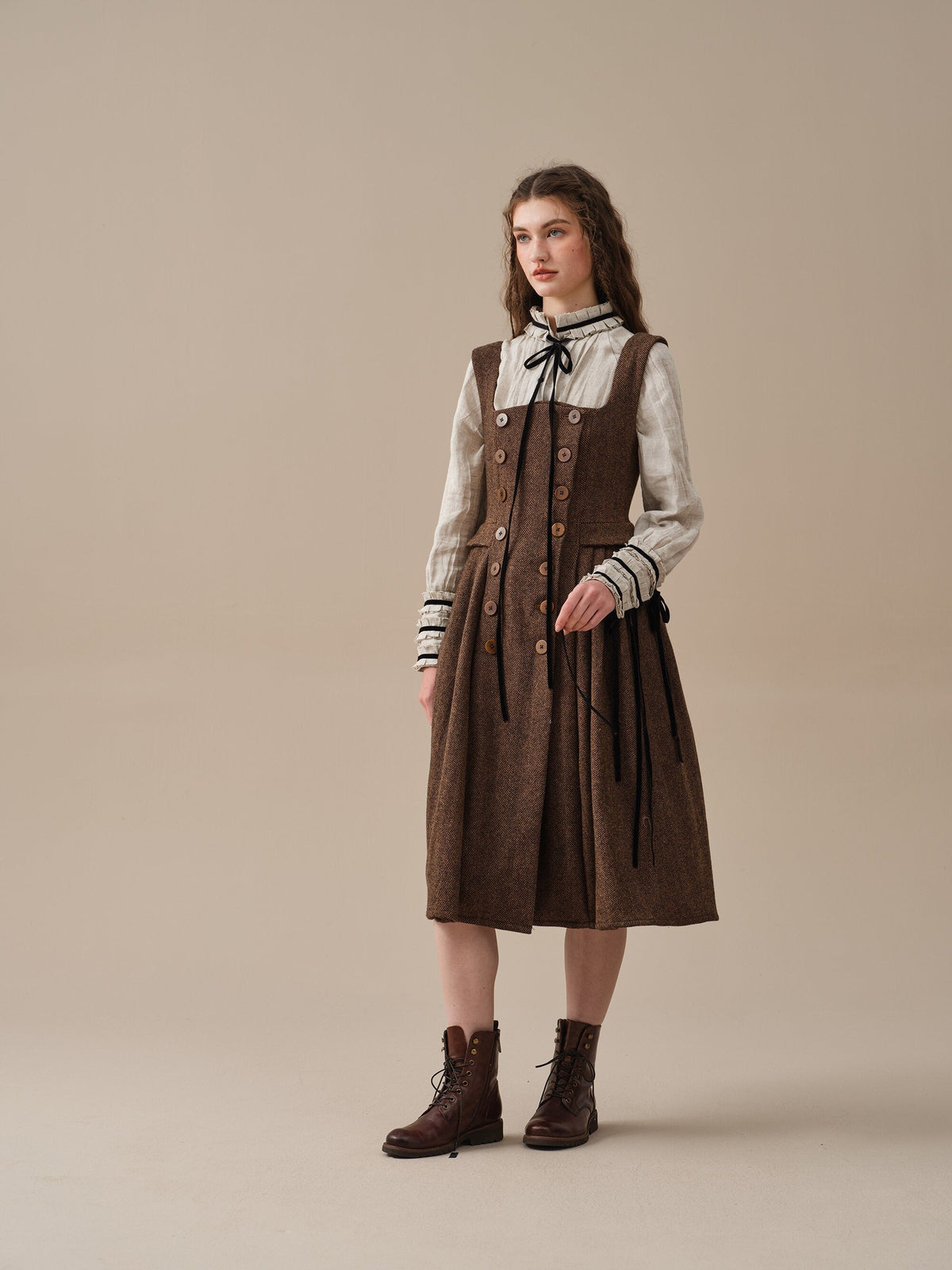 Brązowa damska sukienka midi w jodełkę z guzikami i paskiem
