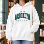 Damska bluza z kapturem, kieszenią kangurka i napisem Brooklyn