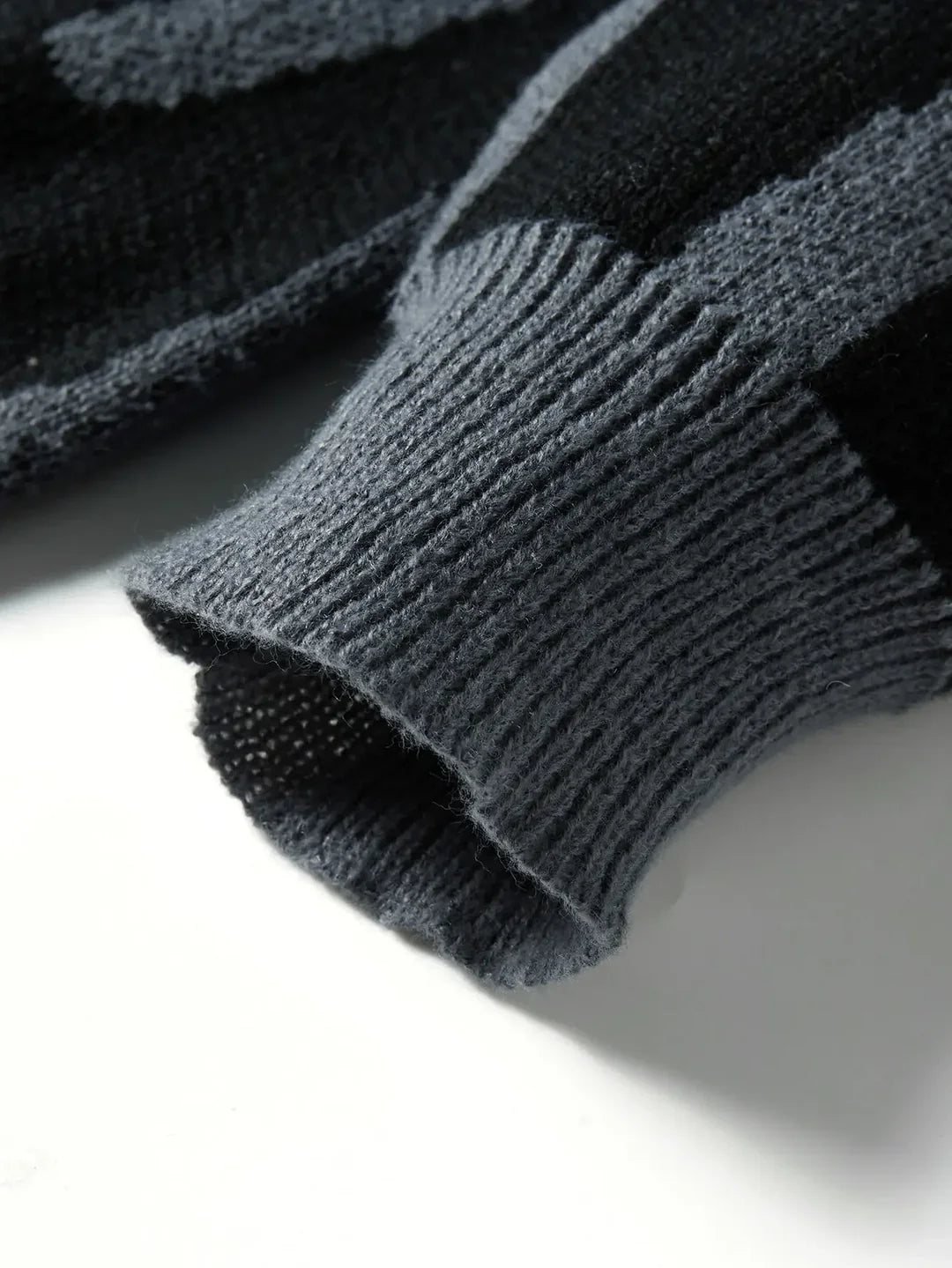 Męski sweter dzianinowy z abstrakcyjnym kontrastowym wzorem, okrągłym dekoltem i długimi rękawami