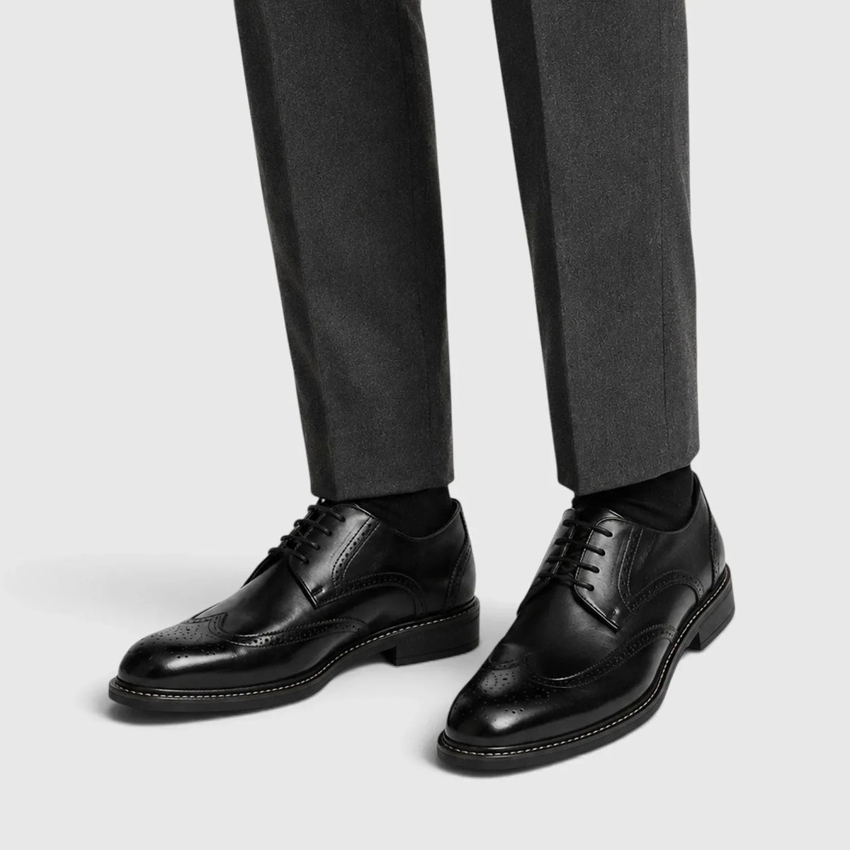 Męskie buty derby z perforowanymi detalami i sznurowaniem