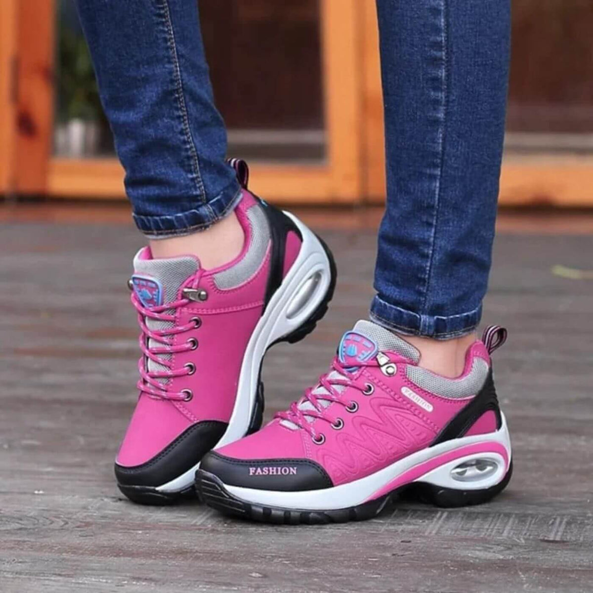 Sportowe buty sznurowane z grubą kontrastową podeszwą