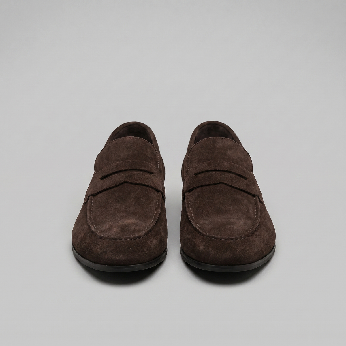 Męskie mokasyny typu penny loafers z paskiem, zaokrąglonym noskiem i płaską podeszwą