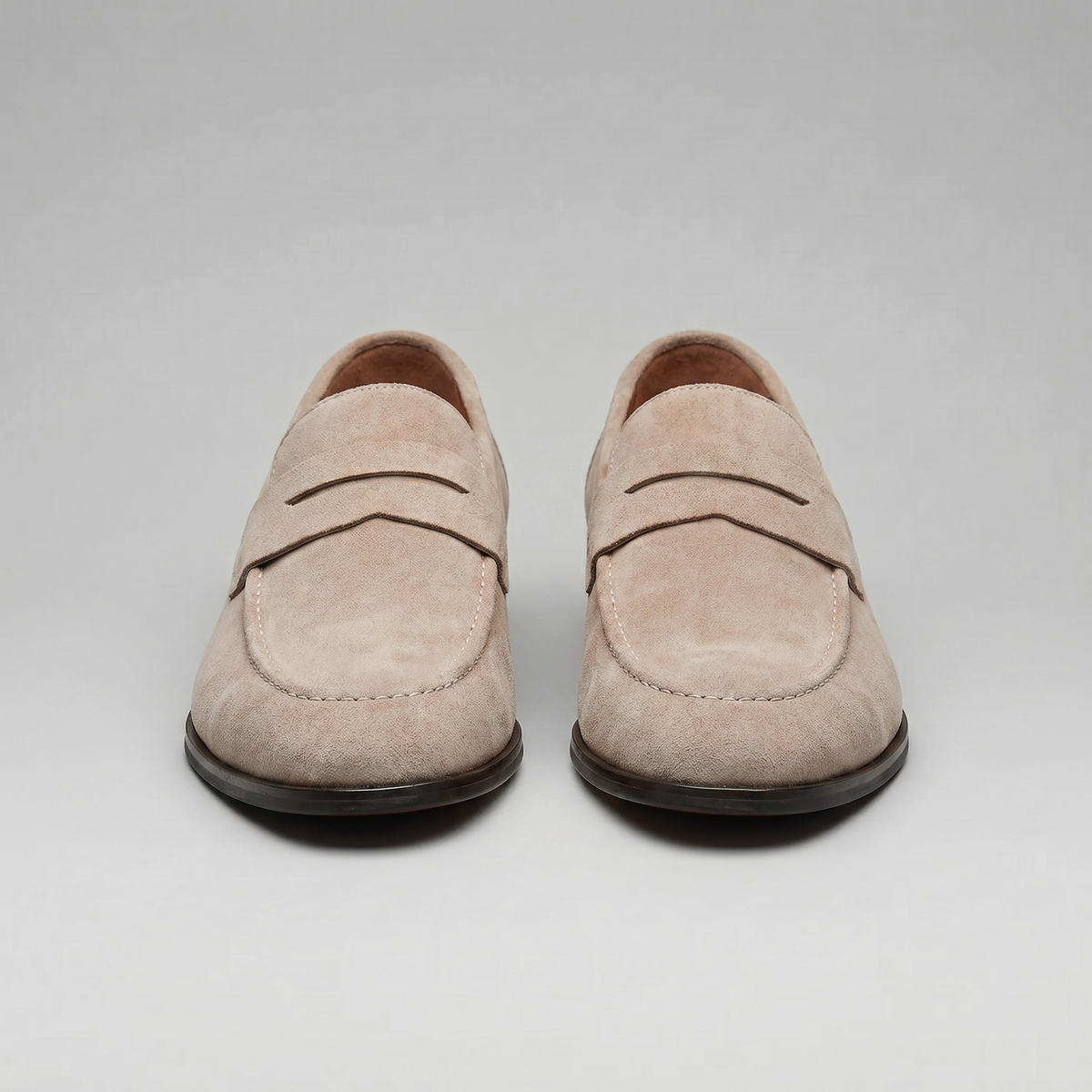 Męskie mokasyny typu penny loafers z paskiem, zaokrąglonym noskiem i płaską podeszwą