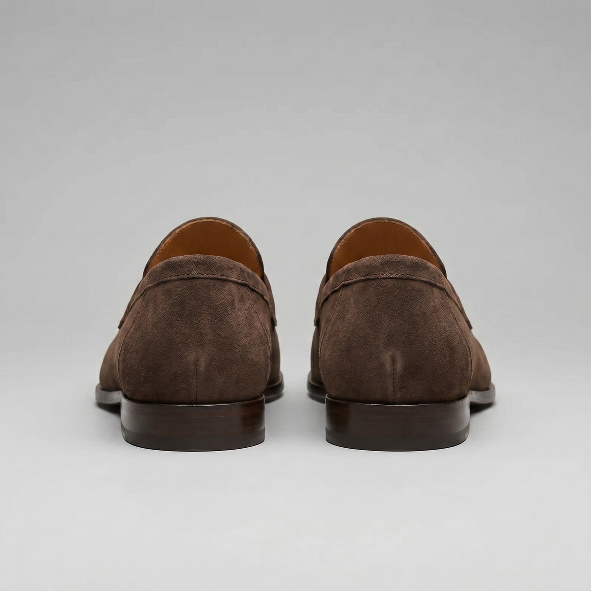 Męskie mokasyny typu penny loafers z paskiem, zaokrąglonym noskiem i płaską podeszwą