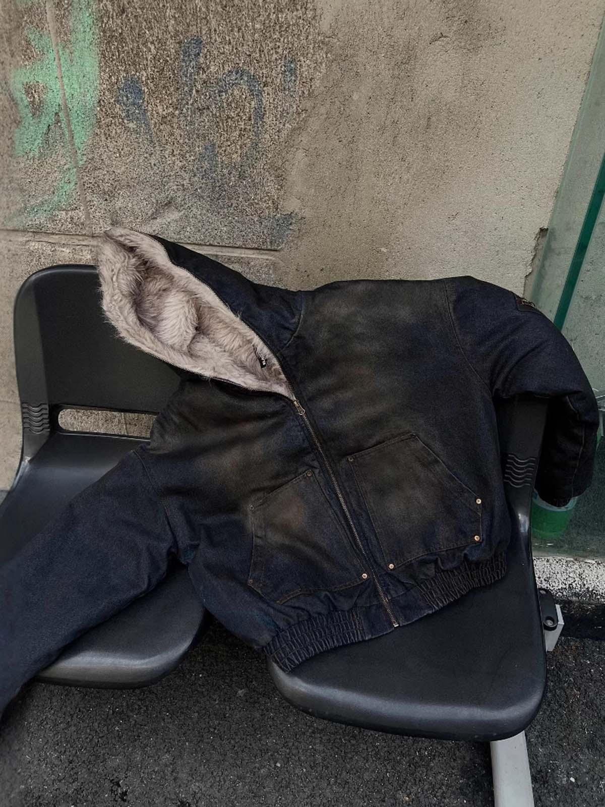 Női kapucnis dzseki szőrmés szegéssel és zsebekkel, sötétkék