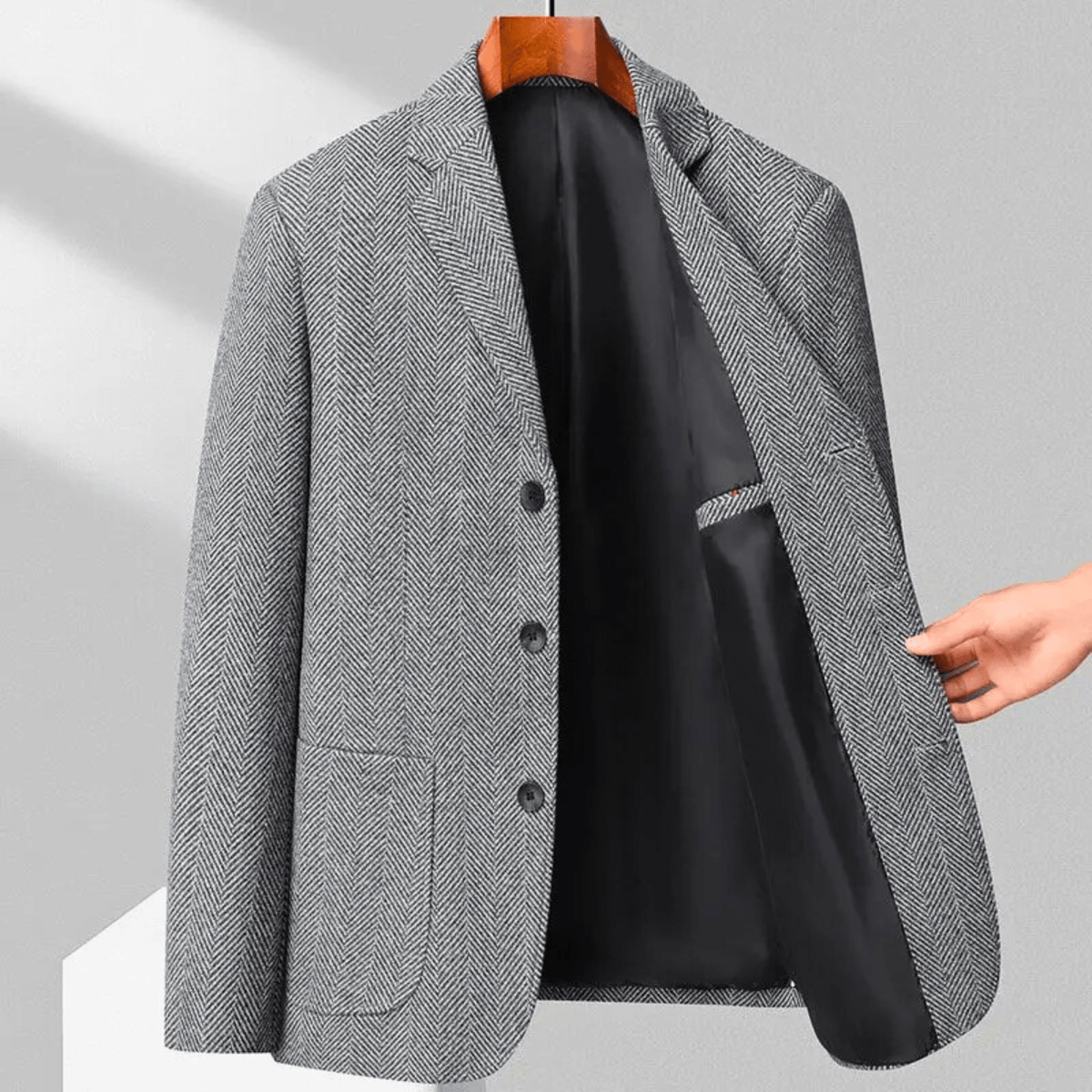 Męska marynarka w jodełkę z klapami, guzikami i kieszeniami