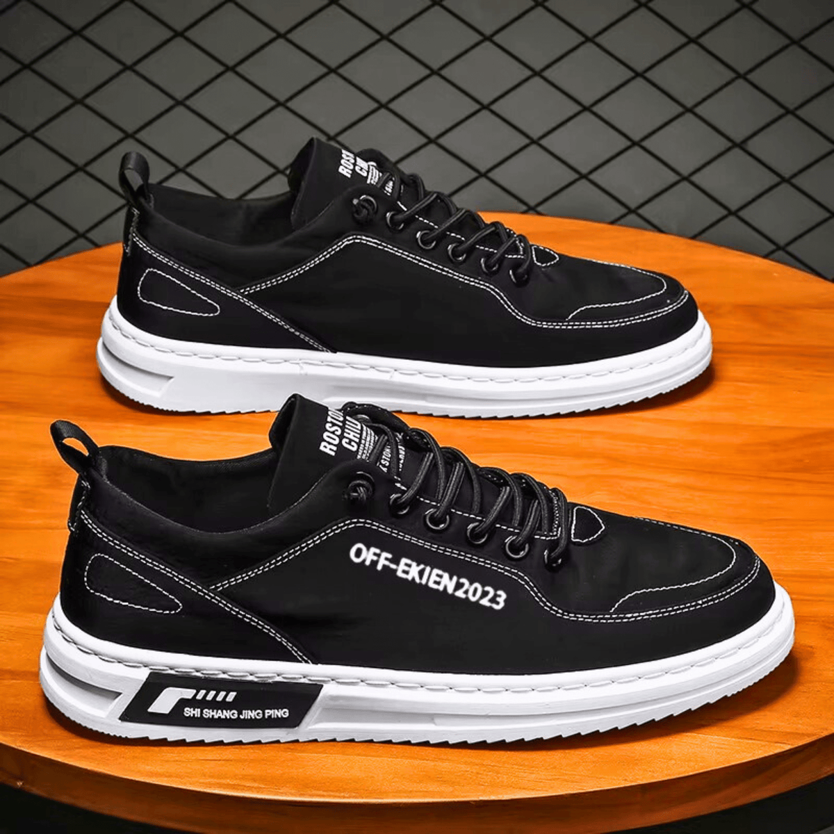 Niskie sneakersy męskie sznurowane z jasną podeszwą i ozdobnymi przeszyciami