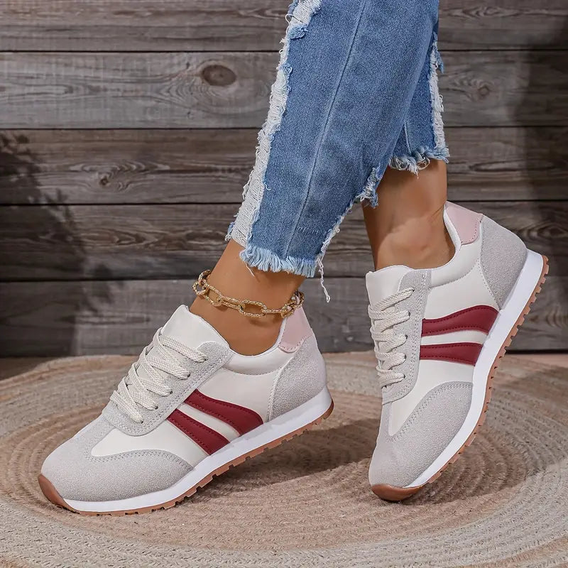 Damskie sneakersy sznurowane z kontrastowymi panelami i płaską podeszwą