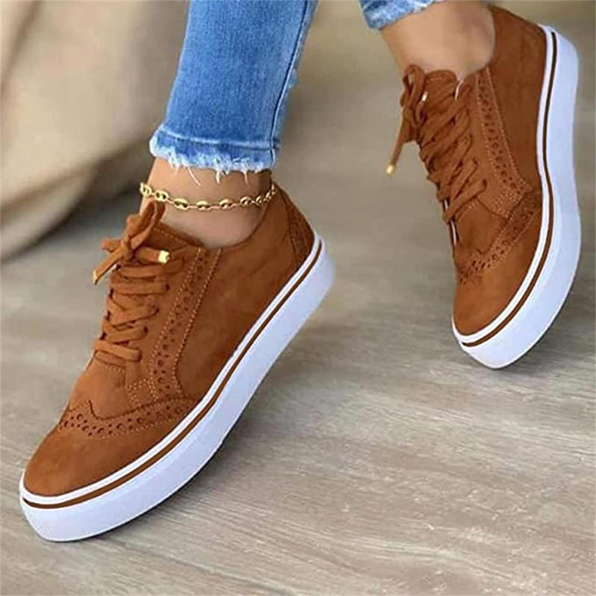 Damskie sneakersy sznurowane z perforowanymi detalami i jasną podeszwą